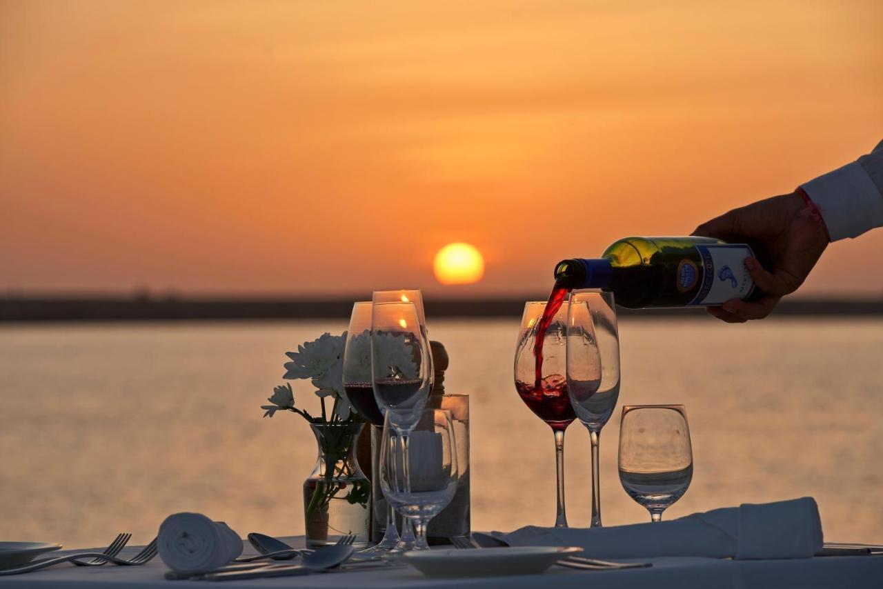Fanar Hotel & Residences Salála Exteriér fotografie Sunset dinner at the beach