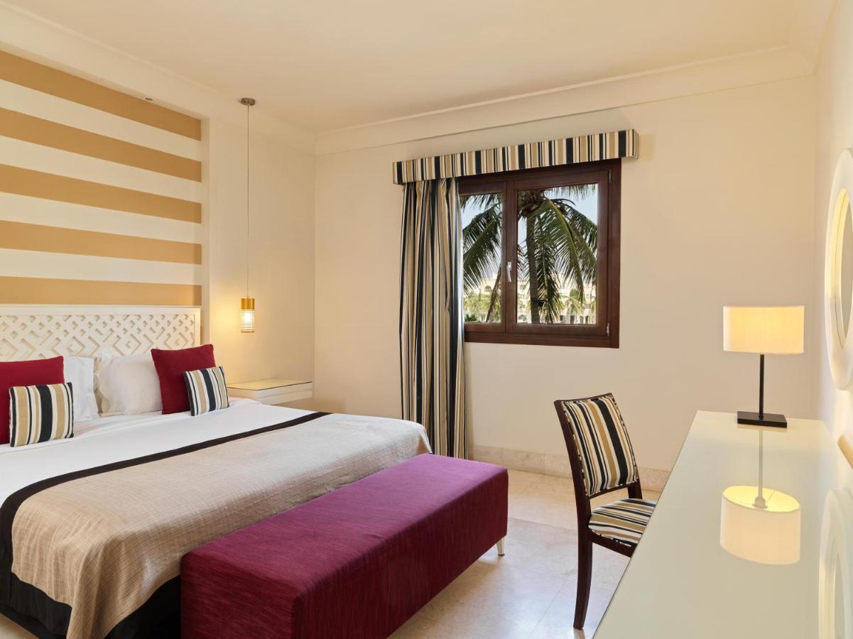 Fanar Hotel & Residences Salála Exteriér fotografie A bedroom at the hotel
