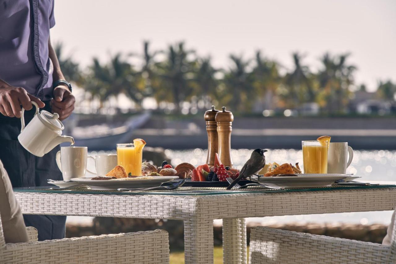 Fanar Hotel & Residences Salála Exteriér fotografie A breakfast table