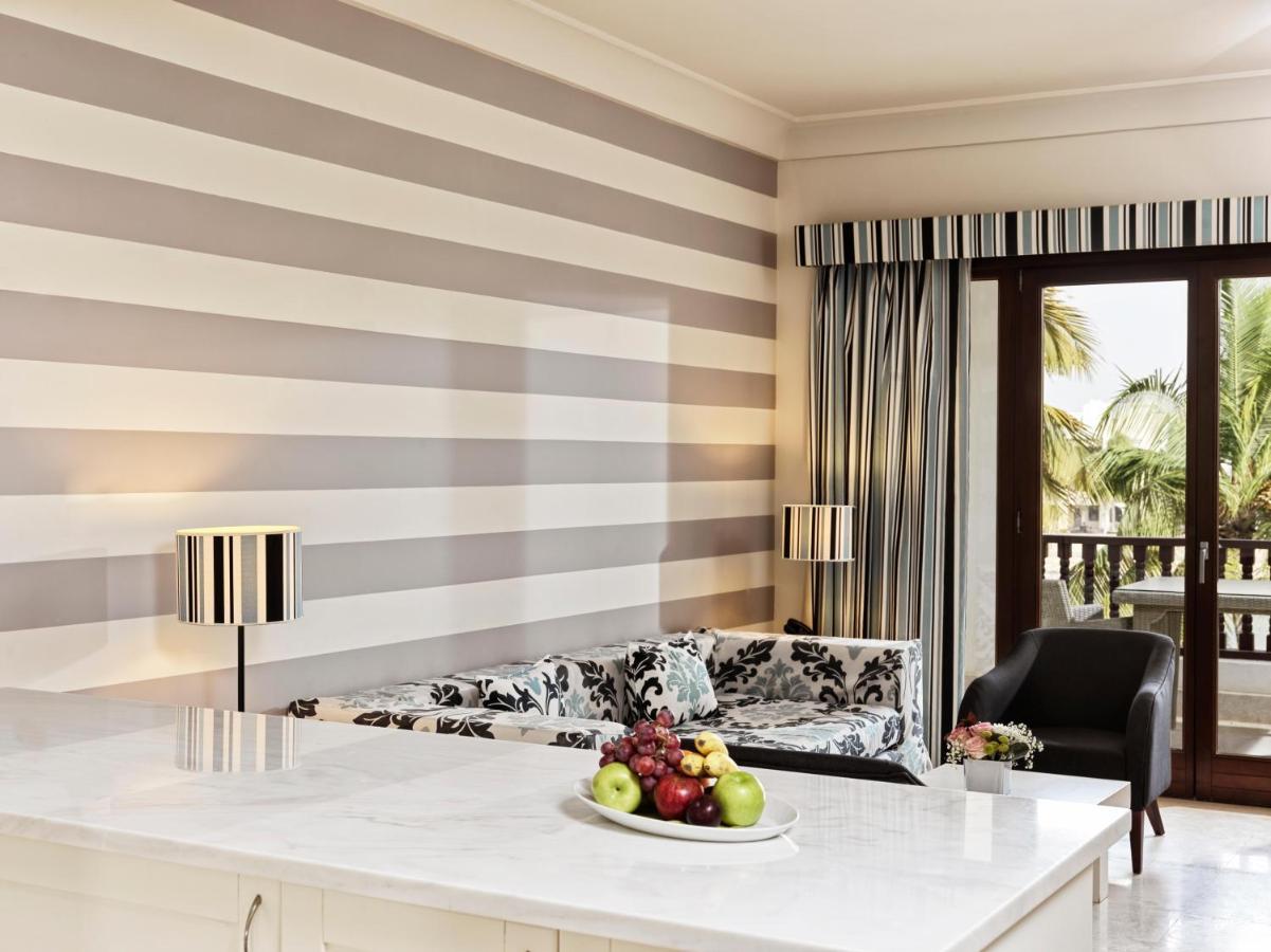 Fanar Hotel & Residences Salála Exteriér fotografie A room at the hotel