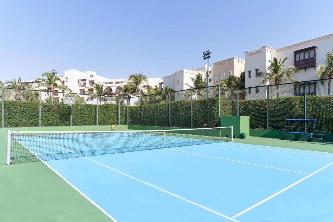 Fanar Hotel & Residences Salála Exteriér fotografie Tennis court at the resort