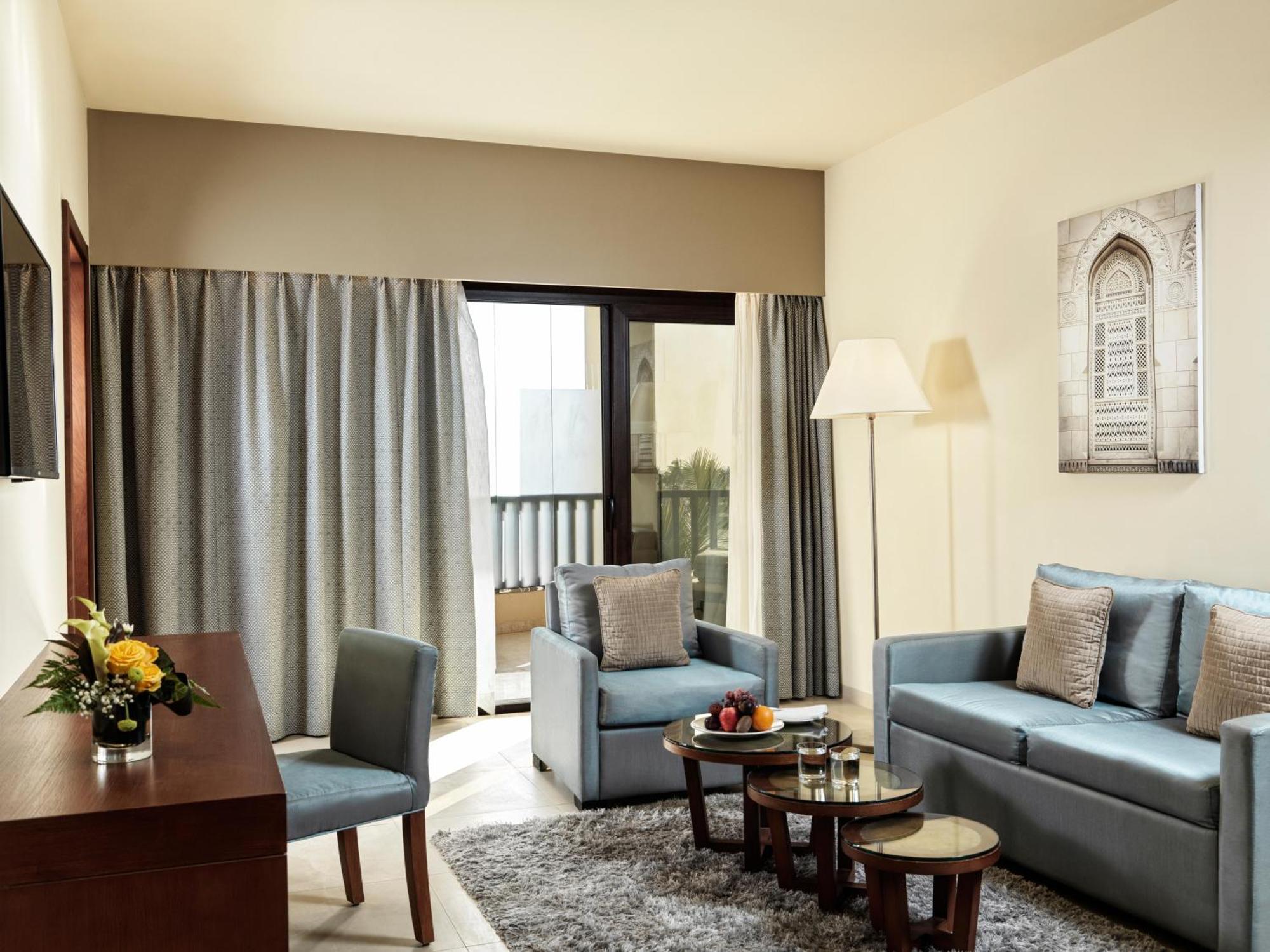Fanar Hotel & Residences Salála Exteriér fotografie A living room at the Taj Bengal