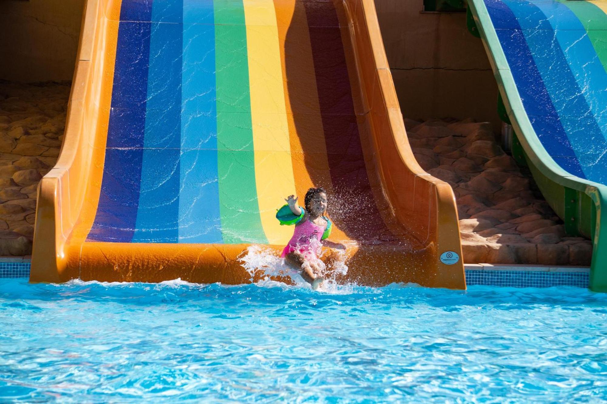 Fanar Hotel & Residences Salála Exteriér fotografie A child on a water slide