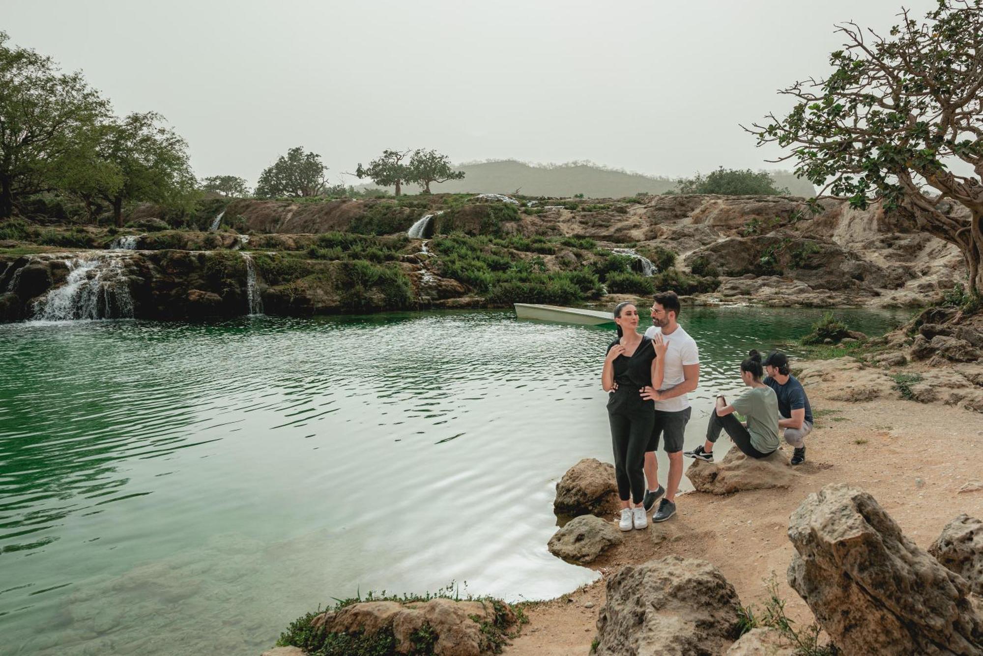 Fanar Hotel & Residences Salála Exteriér fotografie Tourists at the Al-Qaraa waterfall
